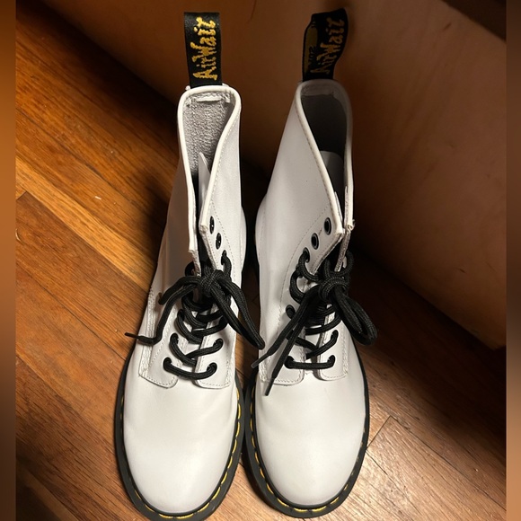 Doc Martens 1460 White Smooth Leather Lace up Boots Size 8 - Picture 3 of 6